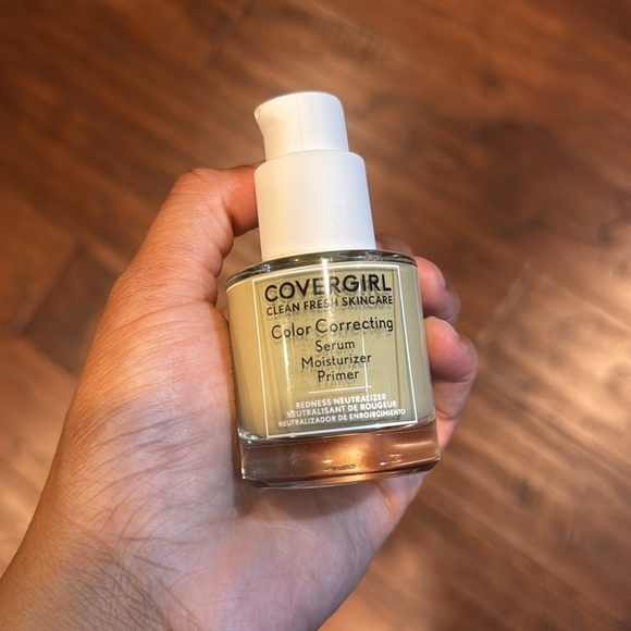 New, in Box & Never Used! COVERGIRL Serum Moisturizer Correcting Primer - Picture 1 of 8